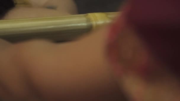 Jeune femme couchée sur un lit de spa en bois ont des bâtons de massothérapie du corps en bambou. Massage au bambou dans un salon de spa. Gros plan .