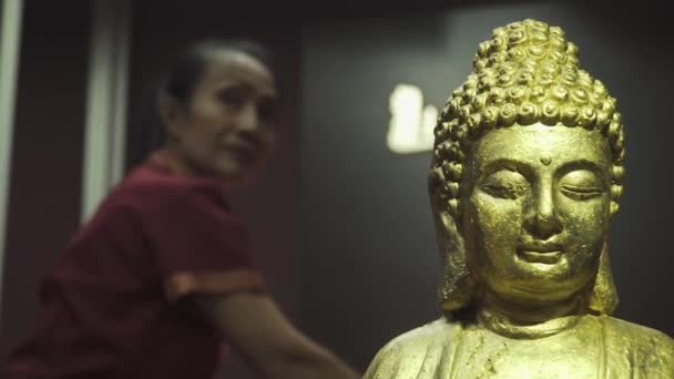 Beautiful Thai Masseuse Makes Massage Massage Parlor Foreground Buddha Statue — Stock Video