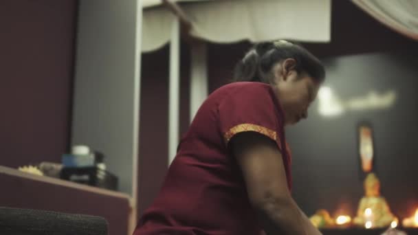 Dos Masajistas Tailandeses Hacen Masaje Para Chico Con Bolsa Hierbas — Vídeos de Stock