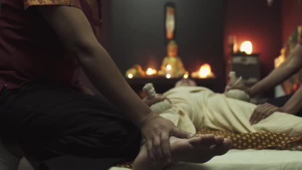 Deux Beaux Massages Thaïlandais Font Massage Pour Beau Garçon Avec — Video