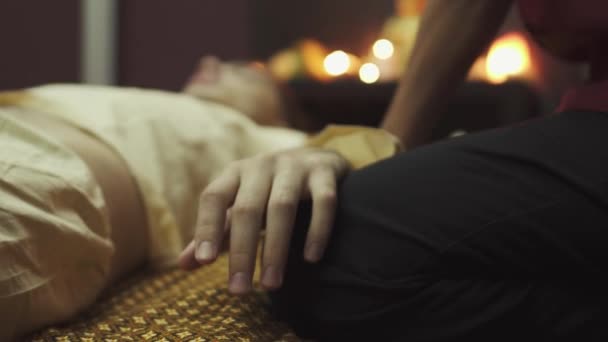 Maseuza Într Salon Masaj Thailandez Masează Mâna Unui Tip Close — Videoclip de stoc