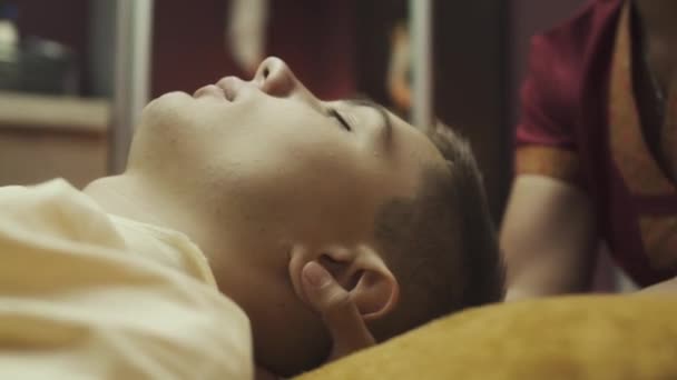 Bir Adamın Boynuna Masaj Yap Genç Adam Masaj Boynundan Zevk — Stok video