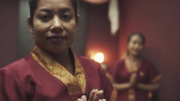 Masaj Salonunda Kırmızı Sabahlık Giymiş Iki Güzel Masöz Arka Planda — Stok video