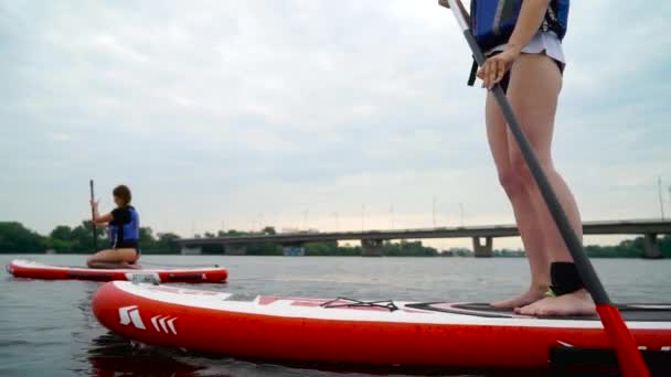 Deux Belles Filles Nagent Kayak Long Rivière Blonde Nage Debout — Video
