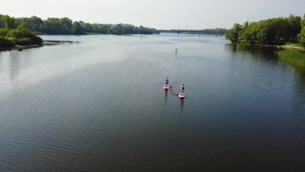 Tre Giovani Stanno Facendo Kayak Sul Fiume Vista Dall Alto — Video Stock