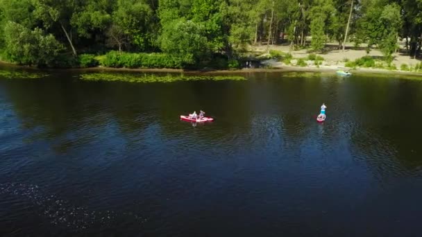 Tre Ungdomar Paddlar Kajak Floden Killen Simmar Bort Från Flickorna — Stockvideo