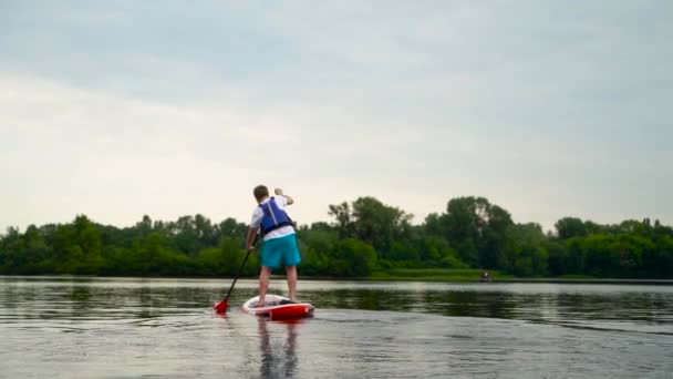 Joven Nada Pie Kayak Largo Del Río Mueve Cámara Derecha — Vídeos de Stock