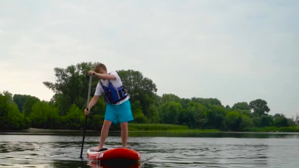 Young Man Swims Standing Kayak River Guy Swims Kayak Shifting — Stockvideo
