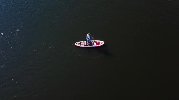 Mladý Muž Plave Kajaku Podél Řeky Pohled Shora — Stock video