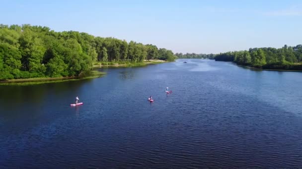 Three Young People Kayaking River View Camera Mov Kayaks — Stock Video