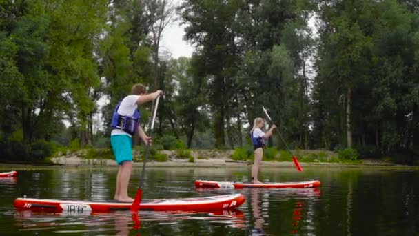 Beautiful Young Couple Floating Kayaks River — Stockvideo