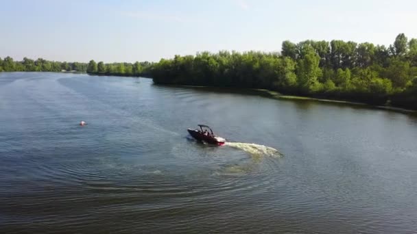 Adam Kanodan Düşmüştü Bir Motorlu Teknedeki Kurtarma Ekipleri Geri Dönüp — Stok video