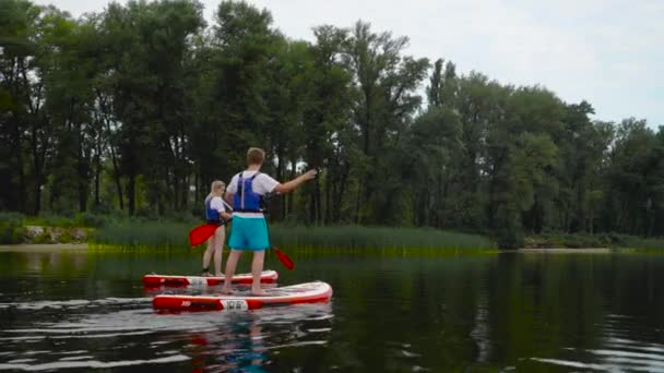 Hermosa Pareja Joven Está Flotando Kayaks Largo Orilla Jóvenes Descansan — Vídeos de Stock