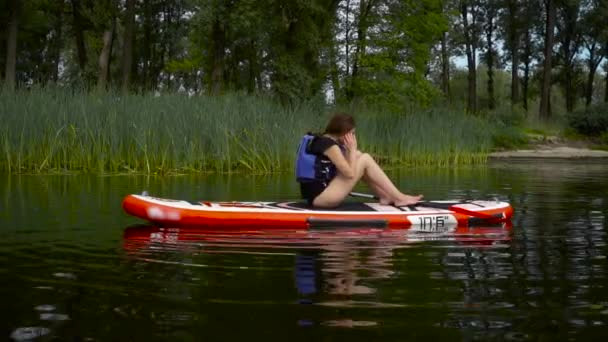 Beautiful Young Girl Lies Kayak Water Girl Does Exercises Legs — Stockvideo