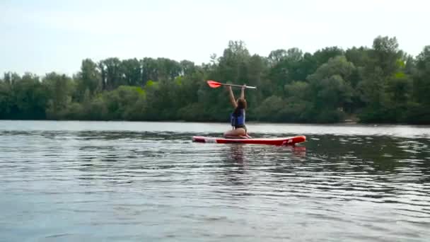 Hermosa Chica Sienta Kayak Con Una Pala Levantada Sobre Cabeza — Vídeo de stock