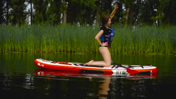 Hermosa Joven Morena Arrodilla Kayak Chica Haciendo Ejercicios Para Las — Vídeos de Stock