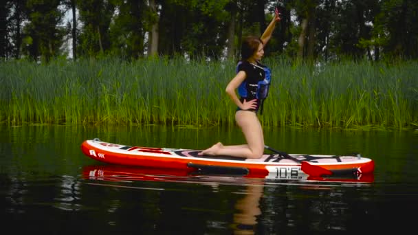 Gyönyörű Fiatal Barna Térdel Egy Kajakon Lány Kézgyakorlatokat Végez — Stock videók