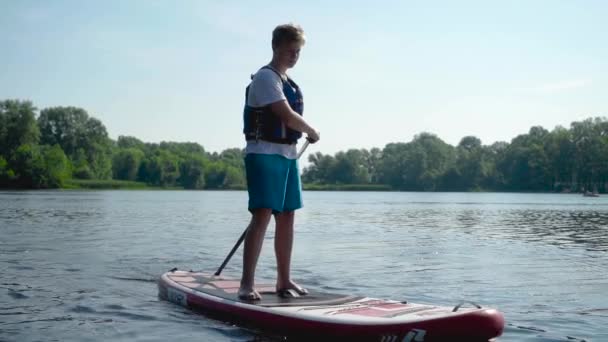 Joven Con Chaleco Salvavidas Flota Kayak Río Árboles Bajos Jóvenes — Vídeo de stock