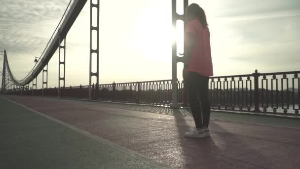 Ung Atletisk Flicka Förbereder Sig För Morgonkörning Bron Flickan Springer — Stockvideo