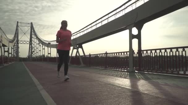 Rapariga Vai Correr Ponte Manhã Senhora Passa Tempo Livre Sozinha — Vídeo de Stock