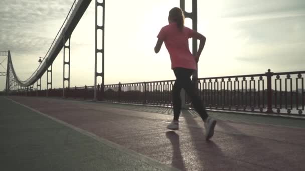 Ragazza Sta Correndo Sul Ponte Domattina Signora Passa Del Tempo — Video Stock