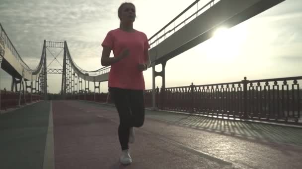 Rapariga Vai Correr Ponte Manhã Senhora Passa Tempo Livre Sozinha — Vídeo de Stock