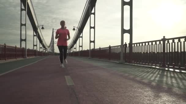 Rapariga Vai Correr Ponte Manhã Senhora Passa Tempo Livre Sozinha — Vídeo de Stock