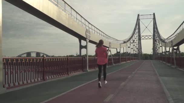 Chica Está Corriendo Puente Por Mañana Señora Pasa Tiempo Aire — Vídeo de stock