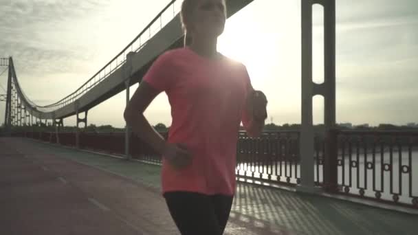 Ragazza Sta Correndo Sul Ponte Domattina Signora Passa Del Tempo — Video Stock