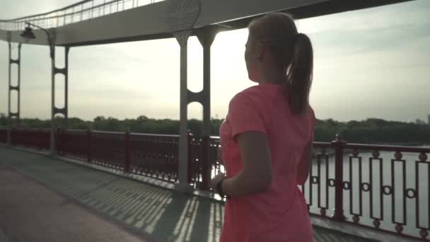 Ragazza Sta Correndo Sul Ponte Domattina Signora Passa Del Tempo — Video Stock