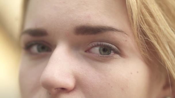 Kız Kameraya Yakından Bakıyor Güzel Yüzlü Kadın Ileriye Bakıyor Genç — Stok video