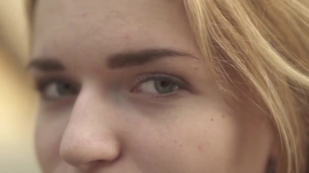 Güzel Kız Kaşlarını Birkaç Kez Kaldırır Sonra Kameraya Gülümser Kadın — Stok video