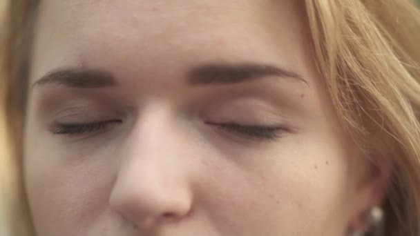 Olhos Grisalhos Uma Menina Perto Mulher Com Cara Bonita Olha — Vídeo de Stock