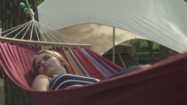 Parktaki Hamakta Dinlenen Bir Kız Güzel Bayan Dışarıda Uyuyor Kadın — Stok video