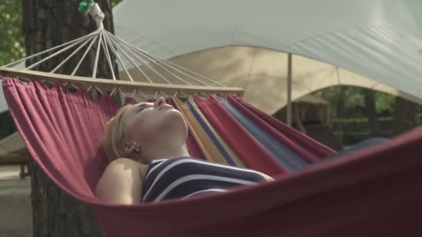 Parktaki Hamakta Dinlenen Bir Kız Güzel Bayan Dışarıda Uyuyor Kadın — Stok video