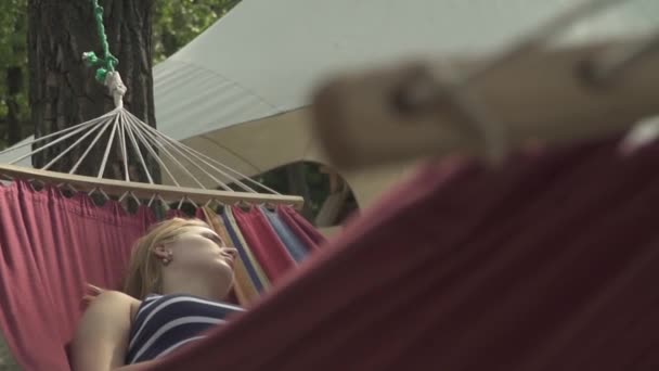 Mujer Joven Está Descansando Una Hamaca Aire Libre Chica Descansando — Vídeos de Stock