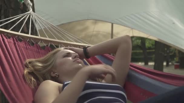 Mujer Joven Está Descansando Una Hamaca Aire Libre Chica Descansando — Vídeos de Stock