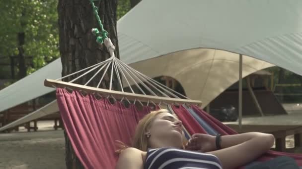 Dziewczyna Odpoczywa Hamaku Parku Piękna Pani Śpi Dworze Kobieta Zdrzemnęła — Wideo stockowe