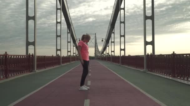 Spor Kıyafetleri Giymiş Güzel Bir Kız Ayak Parmaklarının Üzerinde Duruyor — Stok video