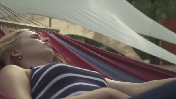 Молода Леді Прокинулася Гамаку Відкритому Повітрі Дівчина Відпочиває Гамаку Парку — стокове відео