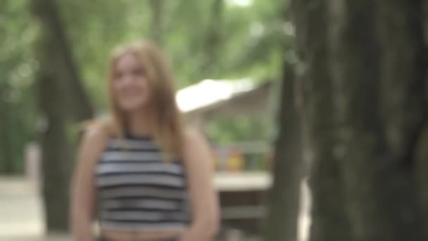 Mooie Vrouw Staat Lachen Het Park Dame Draait Haar Hoofd — Stockvideo