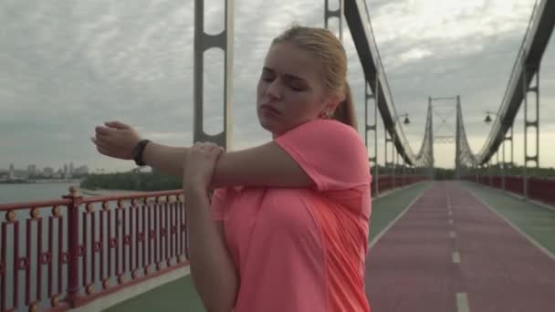 Menina Aquece Antes Correr Senhora Passa Tempo Livre Sozinha Mulher — Vídeo de Stock