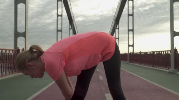 Menina Aquece Antes Correr Senhora Passa Tempo Livre Sozinha Mulher — Vídeo de Stock