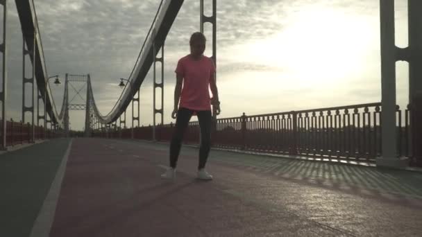 Menina Aquece Antes Correr Senhora Passa Tempo Livre Sozinha Mulher — Vídeo de Stock