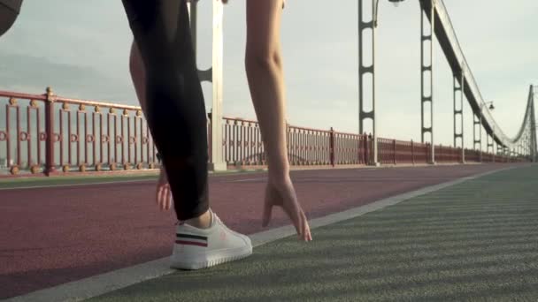Uma Mulher Bonita Começa Correr Senhora Passa Tempo Livre Sozinha — Vídeo de Stock
