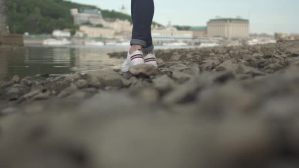 Voeten Van Slanke Dame Lopen Rotsen Buurt Van Rivier Vrouw — Stockvideo