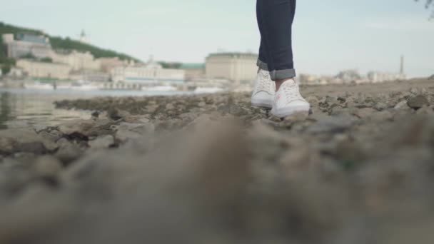 Πόδια Λεπτής Κυρίας Περπατούν Βράχους Κοντά Στο Ποτάμι Γυναίκα Ξοδεύει — Αρχείο Βίντεο