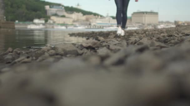 Voeten Van Slanke Dame Lopen Rotsen Buurt Van Rivier Vrouw — Stockvideo