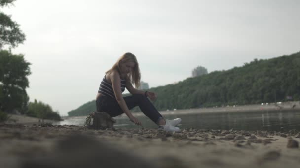 Молода Жінка Сидить Березі Річки Жінка Проводить Час Відкритому Повітрі — стокове відео
