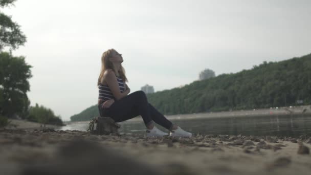 Junge Frau Sitzt Ufer Des Flusses Frau Verbringt Zeit Freien — Stockvideo